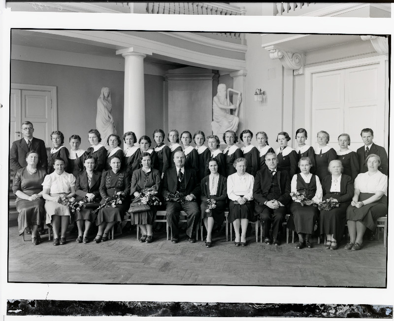 Linna tütarlaste kommertsgümnaasiumi abituriente ja õpetajaid.