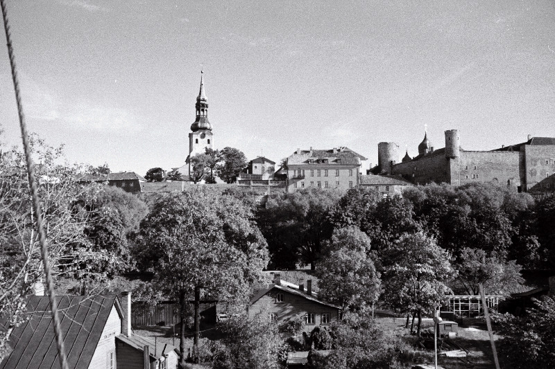 Vaade Toompeale ja Pikale Hermannile raudtee postivalitsuse hoonest.