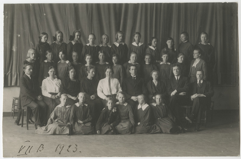 Pärnu linna tütarlastegümnaasiumi VIIb klass 1923. aastal, grupifoto