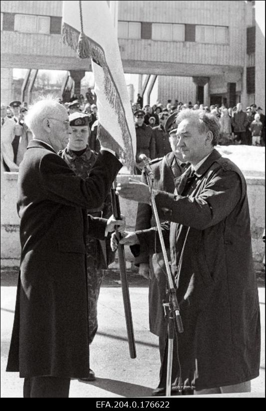 President Lennart Meri (vasakul) Riigikaitse Akadeemia sõjakoolile lipu üleandmise tseremoonial, paremal Riigikaitse Akadeemia rektor Eduard Raska.