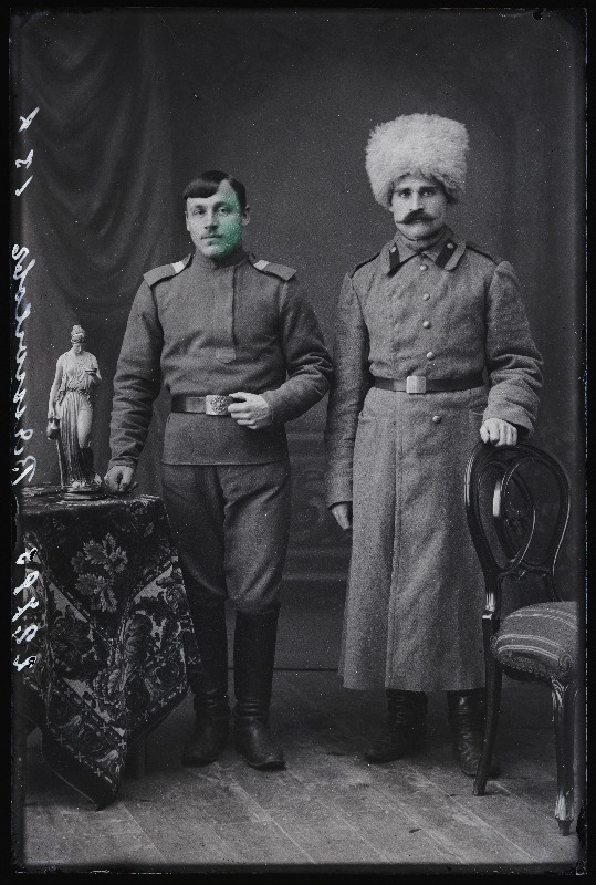 Kaks sõjaväelast, (fototellija Wjatohoff [Vjatohov]).