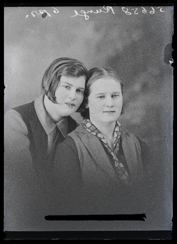 Kaks naist, (foto tellija Runge).