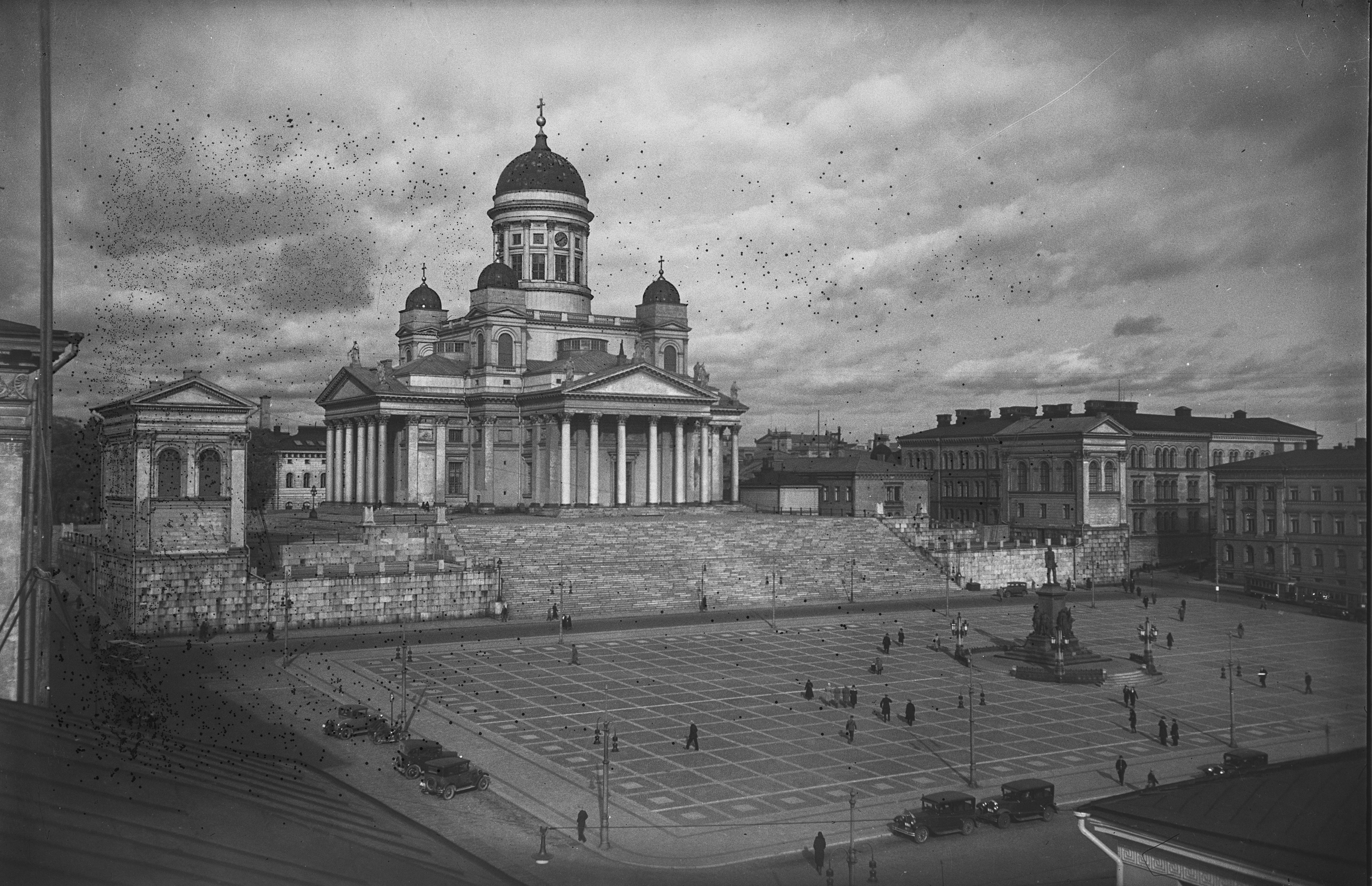 Senaatintori ja suurkirkko kuvattuna Aleksanterinkatu 30. Unioininkatu 32 -katolta.