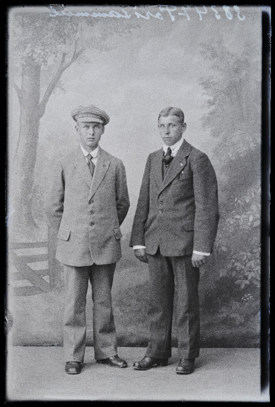 Kaks noormeest, (foto tellija Friedrich Porisammul).