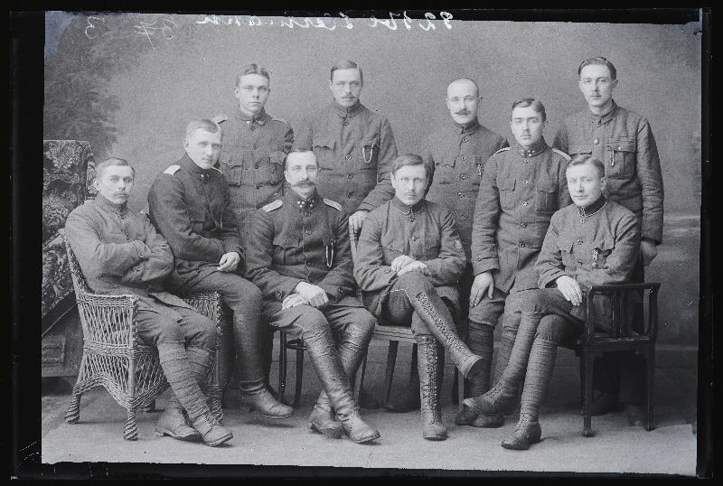 Grupp sõjaväelasi, keskel istub Ilves, (foto tellija Hermann).