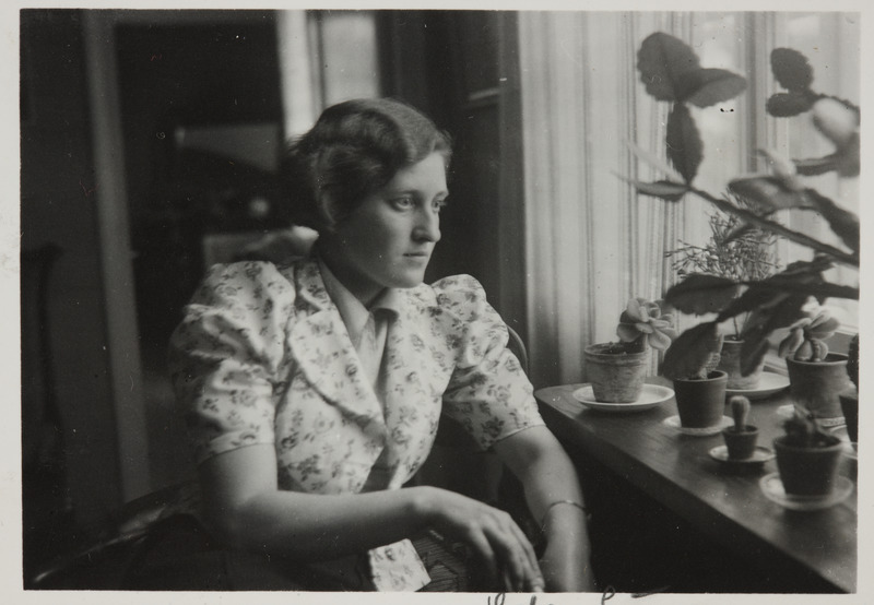 Eesti üliõpilaste seltsi "Veljesto" liige Hele Lüüs istumas akna all