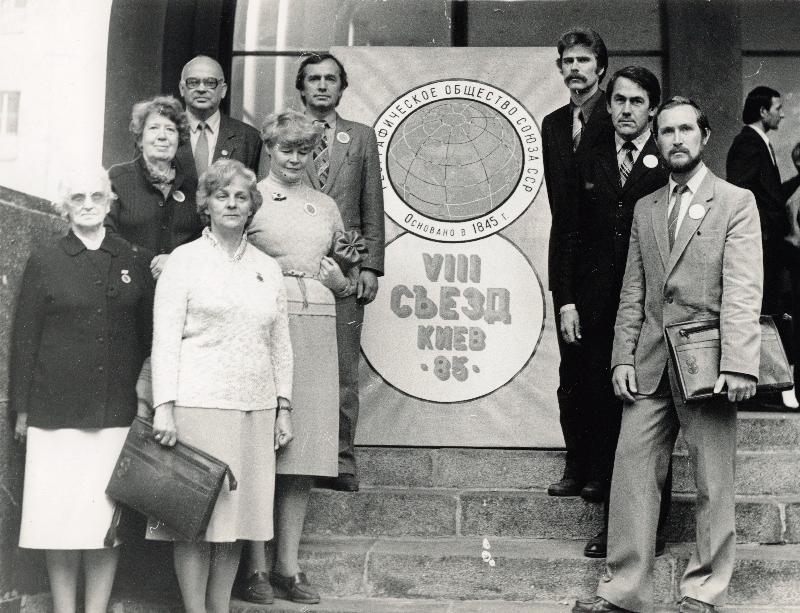NSV Liidu Geograafia Seltsi VIII kongressi delegaadid Eesti Geograafia Seltsist Kiievis: (vasakult alt) Salme Nõmmik, Ann Marksoo, seltsi teadussekretär Laine Merikalju, Silvi Alumäe, Ants Raik, seltsi president Jaan-Mati Punning; (paremalt alt) Jüri Roosaare, Peeter Kõiva ja Rivo Noorkõiv.
