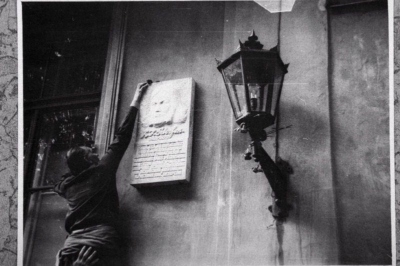 Helilooja Veljo Tormis asetab lilli luuletaja Kristjan Jaak Petersoni memoriaaltahvlile Riias.