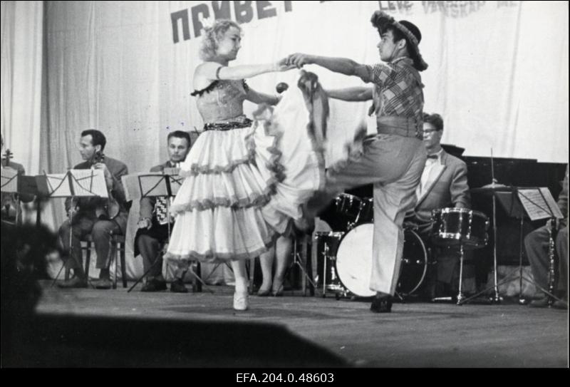 Kohtla-Järve V. Kingissepa nimelise kultuurimaja isetegevuslased esinemas.