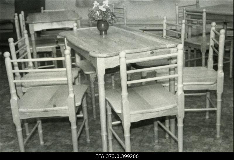 Tartu Kroonuaia Kooli poiste puidutööklassis valmistatud mööbel.