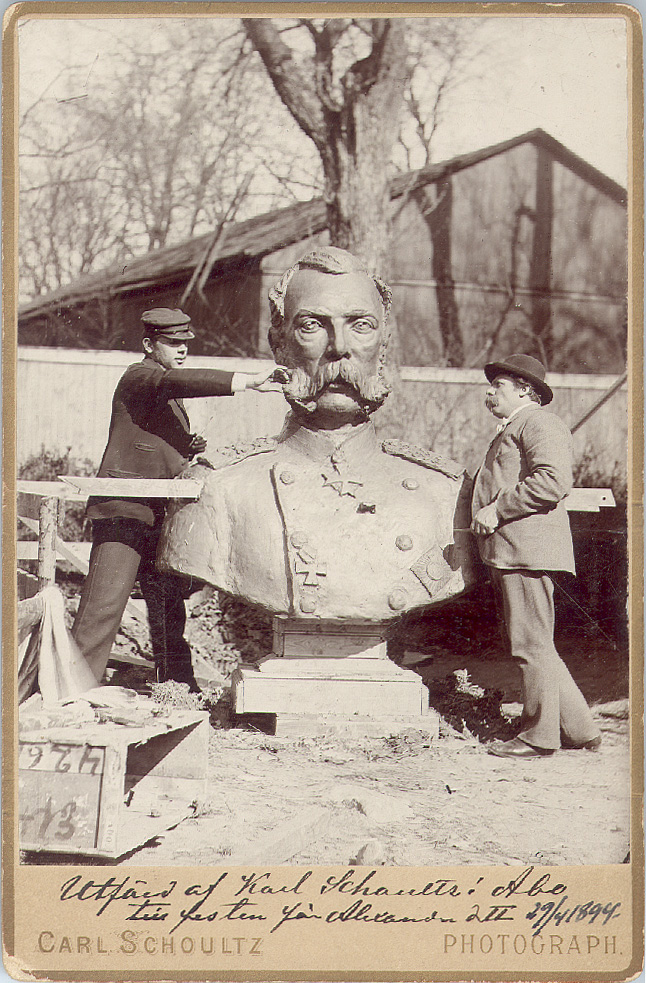 "Utfärd af Karl Schoultz i Åbo till festen för Alexander d. II 29.4.1894. Skulptören i arbete med biträde av artisten Hjalmar Löfman från Åbo".