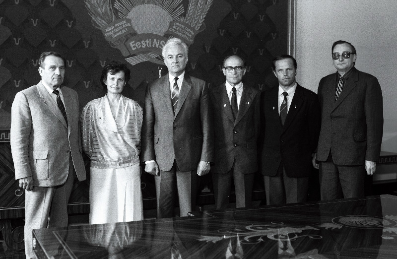 Eesti NSV teenelise looduskaitsja aunimetuse saanud Guido Kapp, E. Mäela, Eleonora Naskova Eesti NSV Ülemnõukogu Presiidiumis. Vasakult 3. Eesti NSV Ülemnõukogu Presiidiumi esimees Arnold Rüütel.