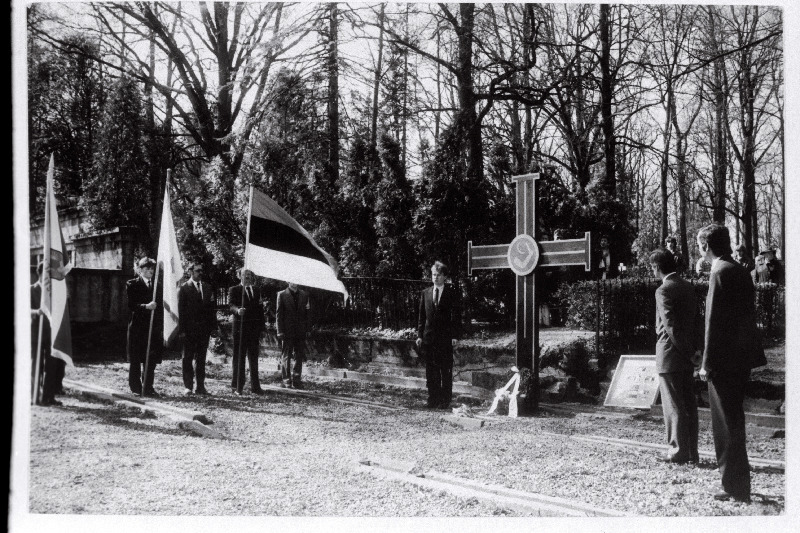 Viljandi Vabadussõjamonumendi asukohta tähistava Vabadusristi austamine Eesti Muinsuskaitse Seltsi päevade ajal.