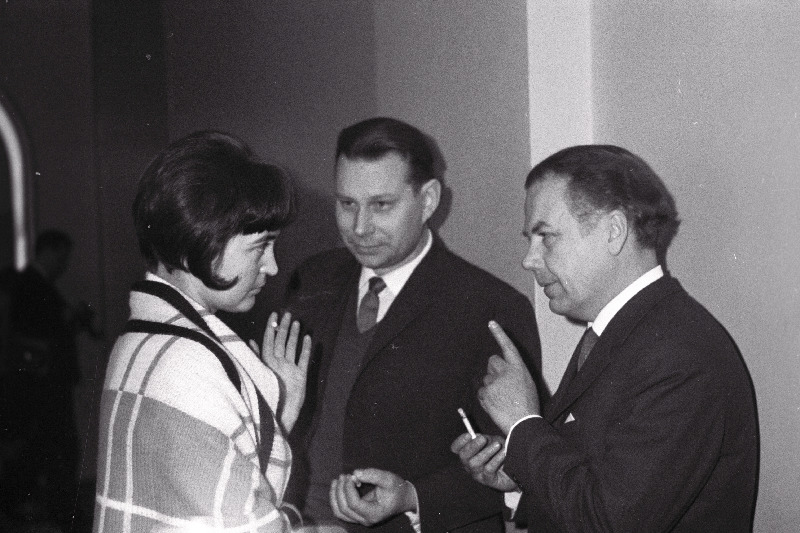 Kirjanikud Aimee ja Vladimir Beekman ning Holger Pukk (paremalt esimene) mõtteid vahetamas Eesti NSV kirjanike Liidu V kongressi vaheajal.