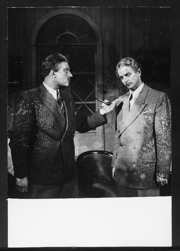 Stseen lavastusest Kaotatud kodu Riikliku Teatriinstituudi üliõpilaste esituses.Vasakul Eino Baskin.