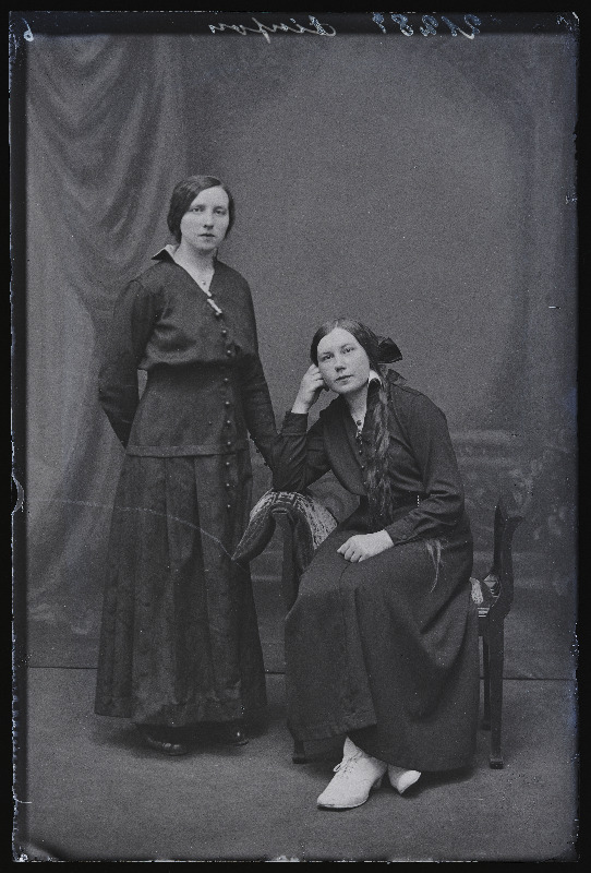 Kaks naist, (foto tellija Ainson Holstrest, Massumõisast).