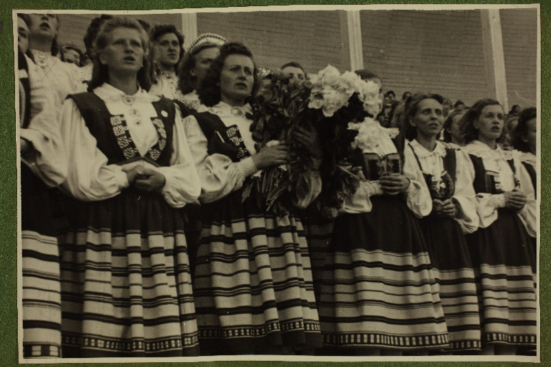 Naiskoor esinemas 12. üldlaulupeo kontserdil Tallinna laululaval.