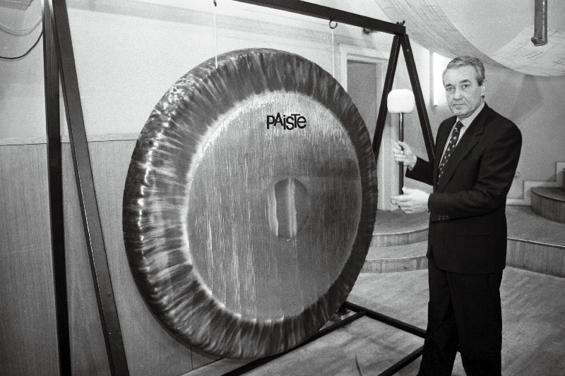 Eesti Riiklikule Sümfooniaorkestrile kingitud gongi esimese löögi lööb maailma ühe suurema trummitaldrikuid tootva firma Paiste omanik, väliseestlane Toomas Paiste.