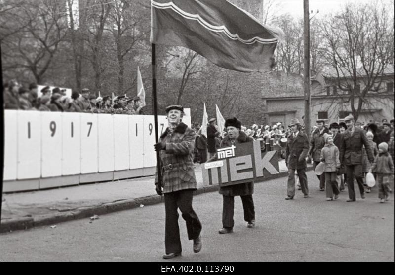 Haapsalu Mehhaniseeritud Ehituskolonni töötajad oktoobridemonstratsioonil.