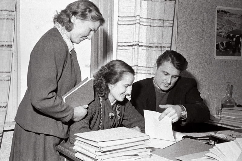 Viljandi rajooni Koidu kolhoosi kultuurikooli õpilased (vasakult) K. Metsoja, L. Sults ja J. Paavel.