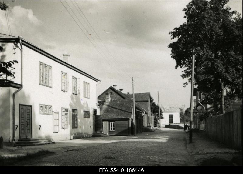 Põltsamaa Põllumeeste Seltsi hoone Veski tänaval (vasakult 1.), maja otsas Piitsavarre kõrts.