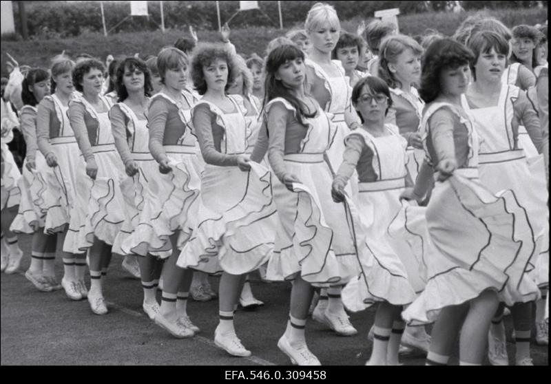 V Koolinoorte laulu- ja tantsupidu.