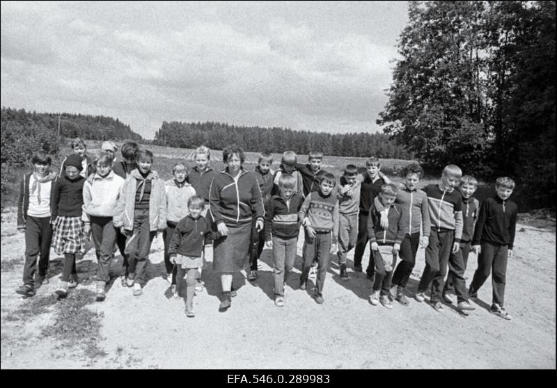 Valgevene lapsed Valgemetsa pioneerilaagris. Ukrainas Tšernobõli tuumaelektrijaamas 26. aprillil 1986 toimunud avarii tõttu saastunud aladelt toodi rühm valgevene koolilapsi Gomeli linnast Eestisse tervist kosutama.