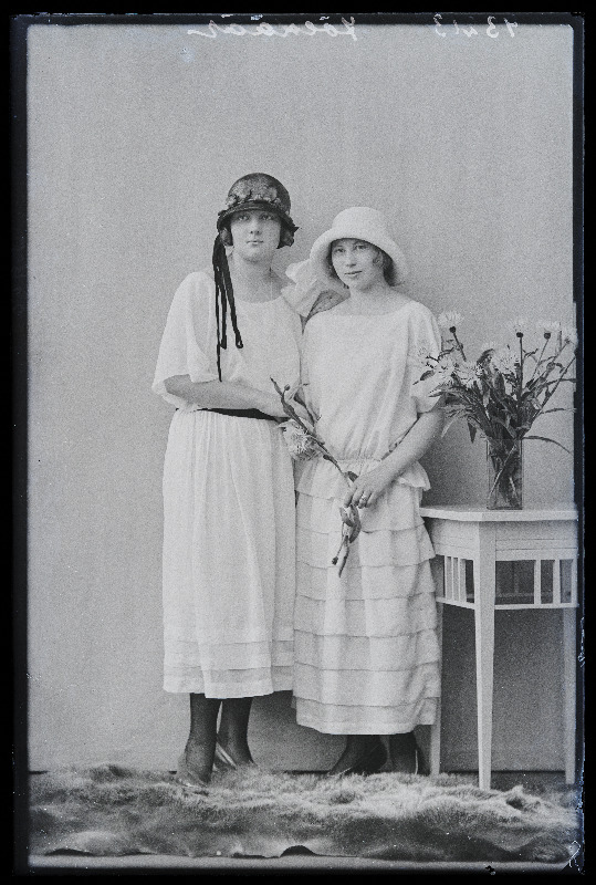 Kaks naist, (foto tellija Jõekäär).