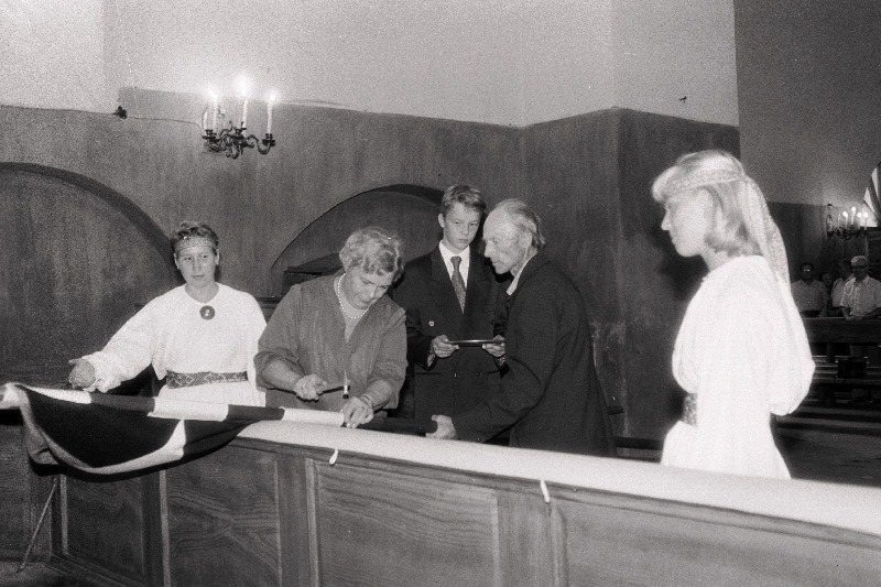 Paistu päev (I), näitused kirikus, lipu õnnistamine.