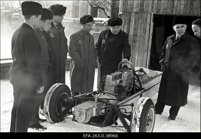 Külalised Valgevenest Tartu Autoremonditehases nr. 3 konstrueeritud võidusõiduautoga Formel - 5 tutvumas.