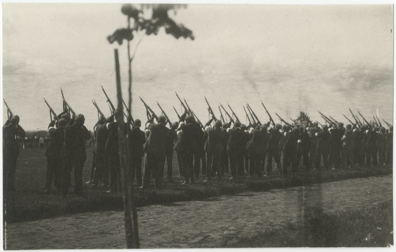 Puhja Vabadussõja mälestussamba avamine, aupaukude laskmine