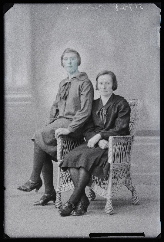 Kaks naist, (foto tellija Kohver).