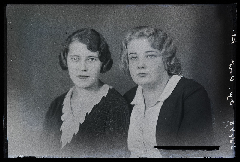 Kaks naist, Org (vasakul) ja Oert [Ört].