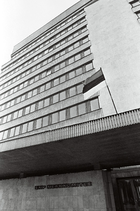 Sini-must-valge lipp EKP hoonel.