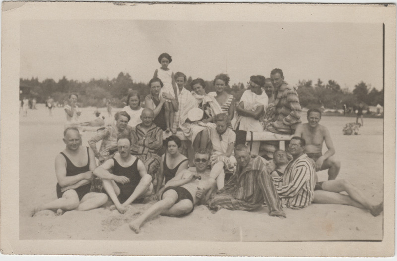 Eduard Virgo koos sõprade-tuttavatega rannas