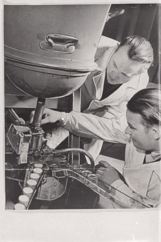 Tallinna Farmaatsia Tehase konstruktor Leevi Keller ja meister Silver Vaaks oma konstrueeritud savipurkide täitmise poolautomaati katsetamas.