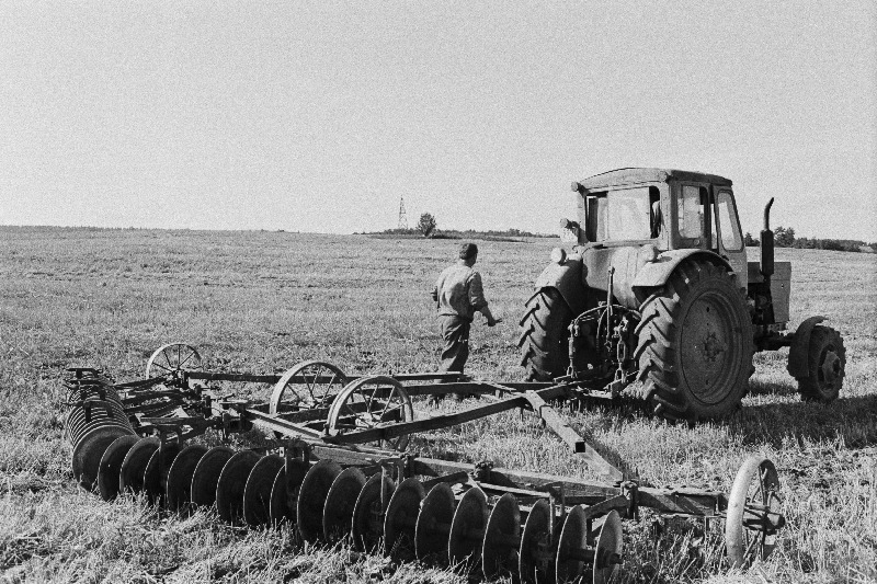 Kohtla-Järve rajooni Mäetaguse sovhoosi traktorist Mihhail Bobrov sügisest mullaharimist tegemas.