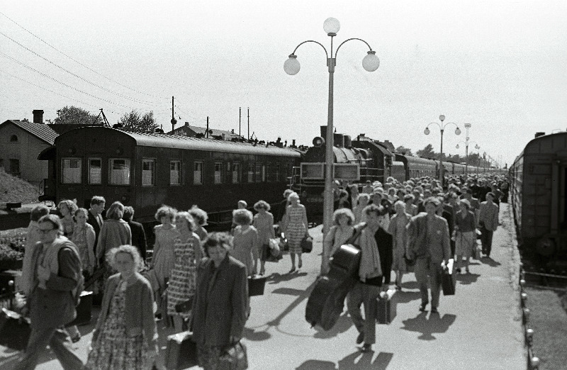Järjekordne rong Eesti NSV XV üldlaulupeost osavõtjatega on jõudnud Balti jaama.
