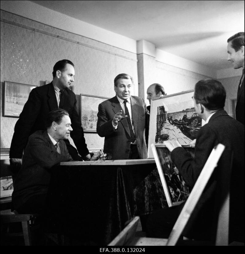 Viljandi Rajooni Kultuurimaja kunstiring koos juhendaja Enn Vaarmaaga.