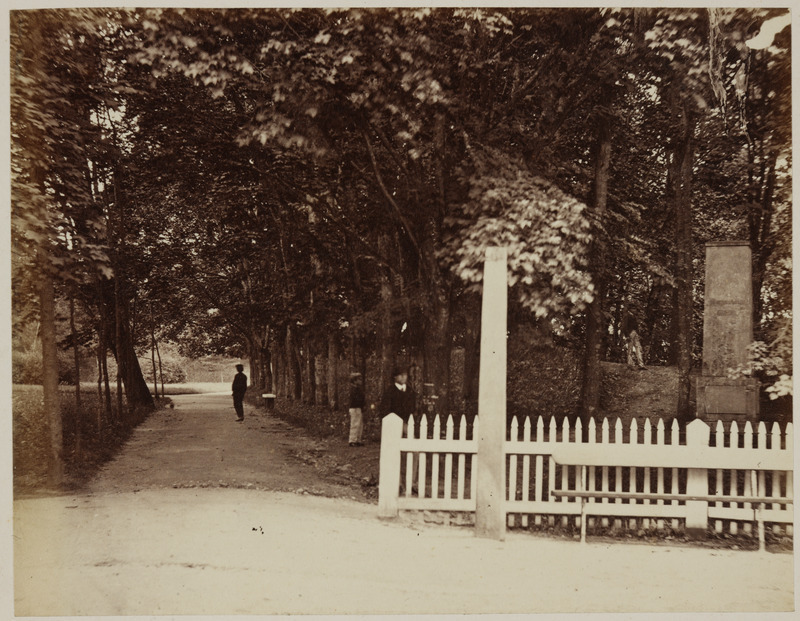 Allee Toomemäel, paremal Morgensterni monument