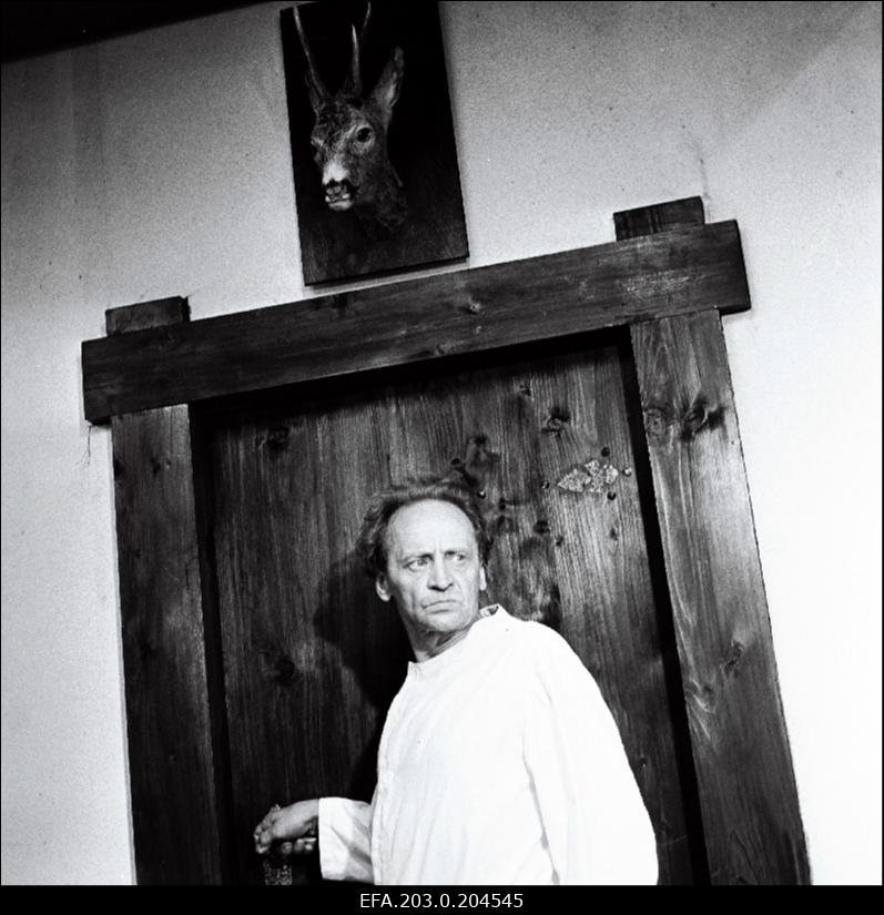 Stseen Tallinnfilmi mängufilmist "Hullumeelsus". Windisch (Jüri Järvet) "haigena" hullumajas.