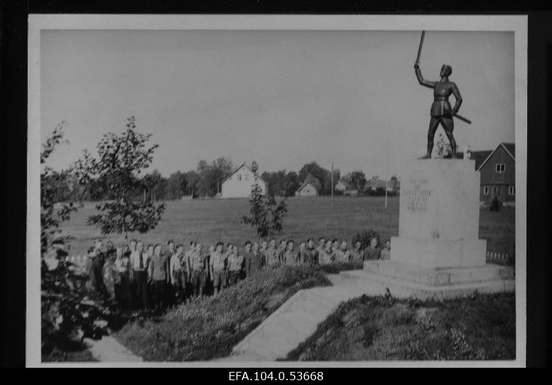 Noorkotkaste juhid Rõuges 1918.-1920. langenute mälestussamba juures.