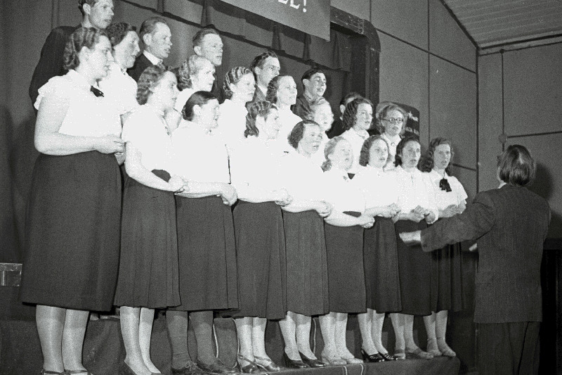 Sädeme kolhoosi klubi segakoor esinemas Eduard Pärna juhtimisel.