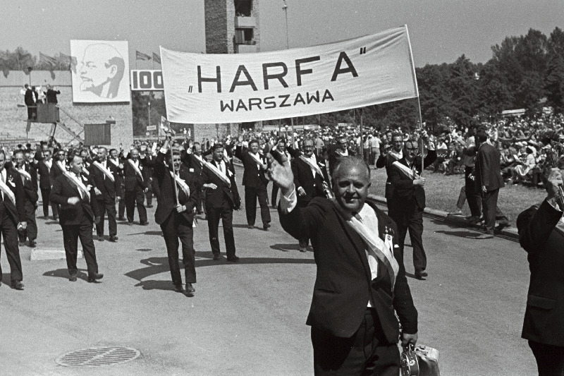Poola Rahvavabariigi meeskoor "Harfa" juubelilaulupeo rongkäigus.