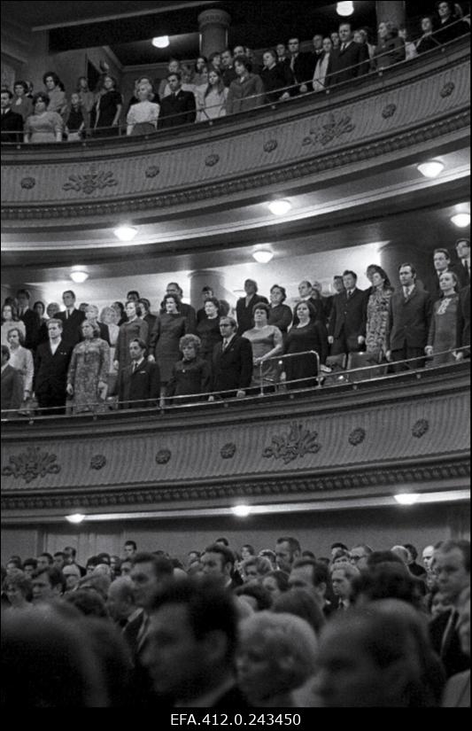 Tootmiskoondisele "Norma" annab juubeliseinaplaadi üle L.Lentsman ("Estonias")