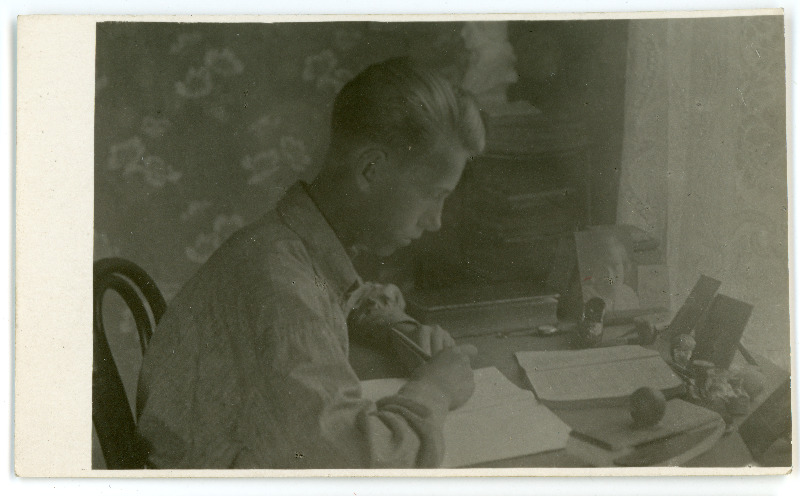 Tundmatu noormees (Emilie Varese sugulane?) kirjutuslaua taga