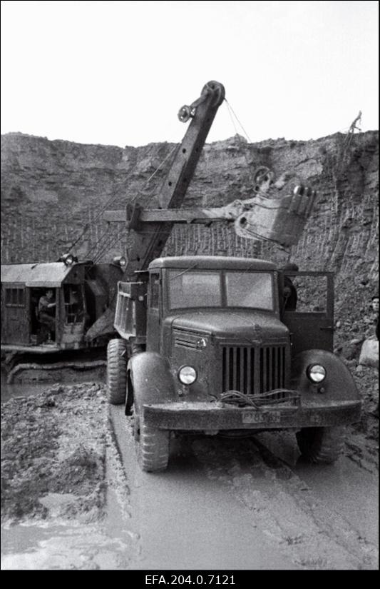 Loksa tellisetehase ekskavaator uues savikarjääris.