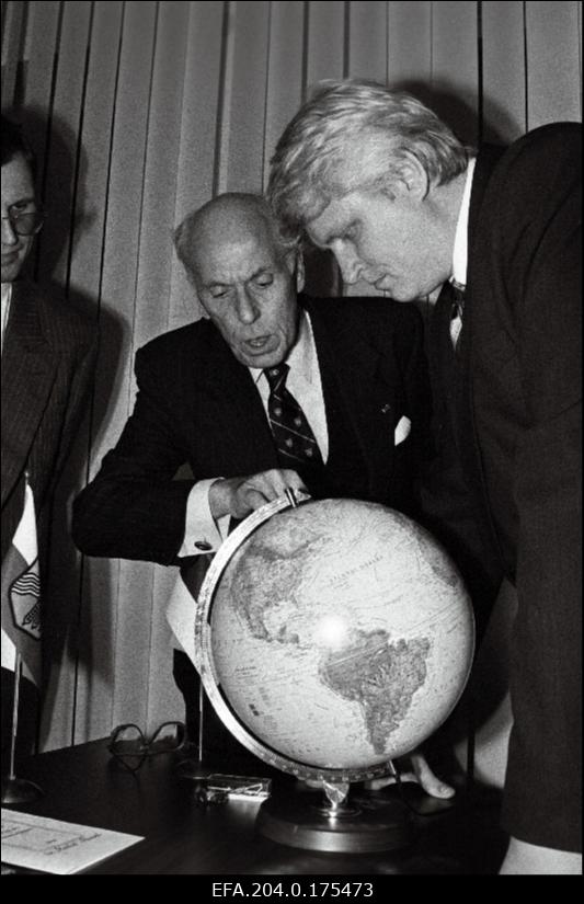 President Lennart Meri (keskel) Palamuse O. Lutsu Kihelkonnakoolimuuseumis. Paremal Jõgeva maavanem Meelis Paavel.