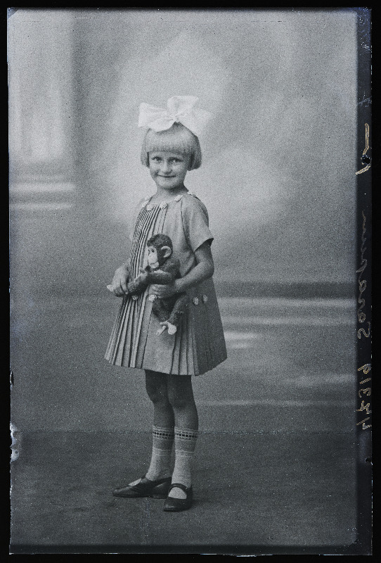 Tüdruk mänguahviga, (pr Sarapuu, Paide).