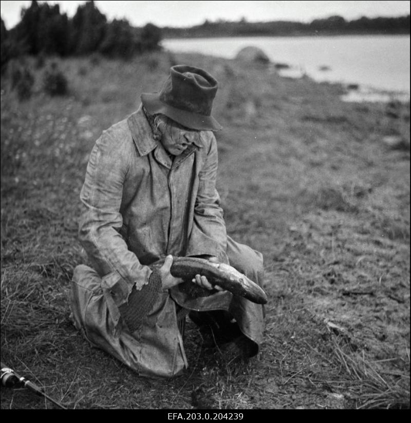 Stseen Tallinnfilmi mängufilmist "Corrida". Osvald Rass (Rein Aren) kalaga.